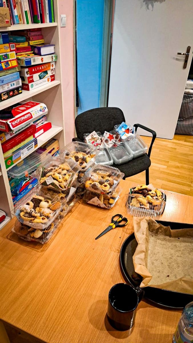 Zdjęcie w galerii na portalu naszraciborz.pl: Moc domowych słodkości na zamkowym jarmarku. Wspieramy Spektrum wiadomości z regionu