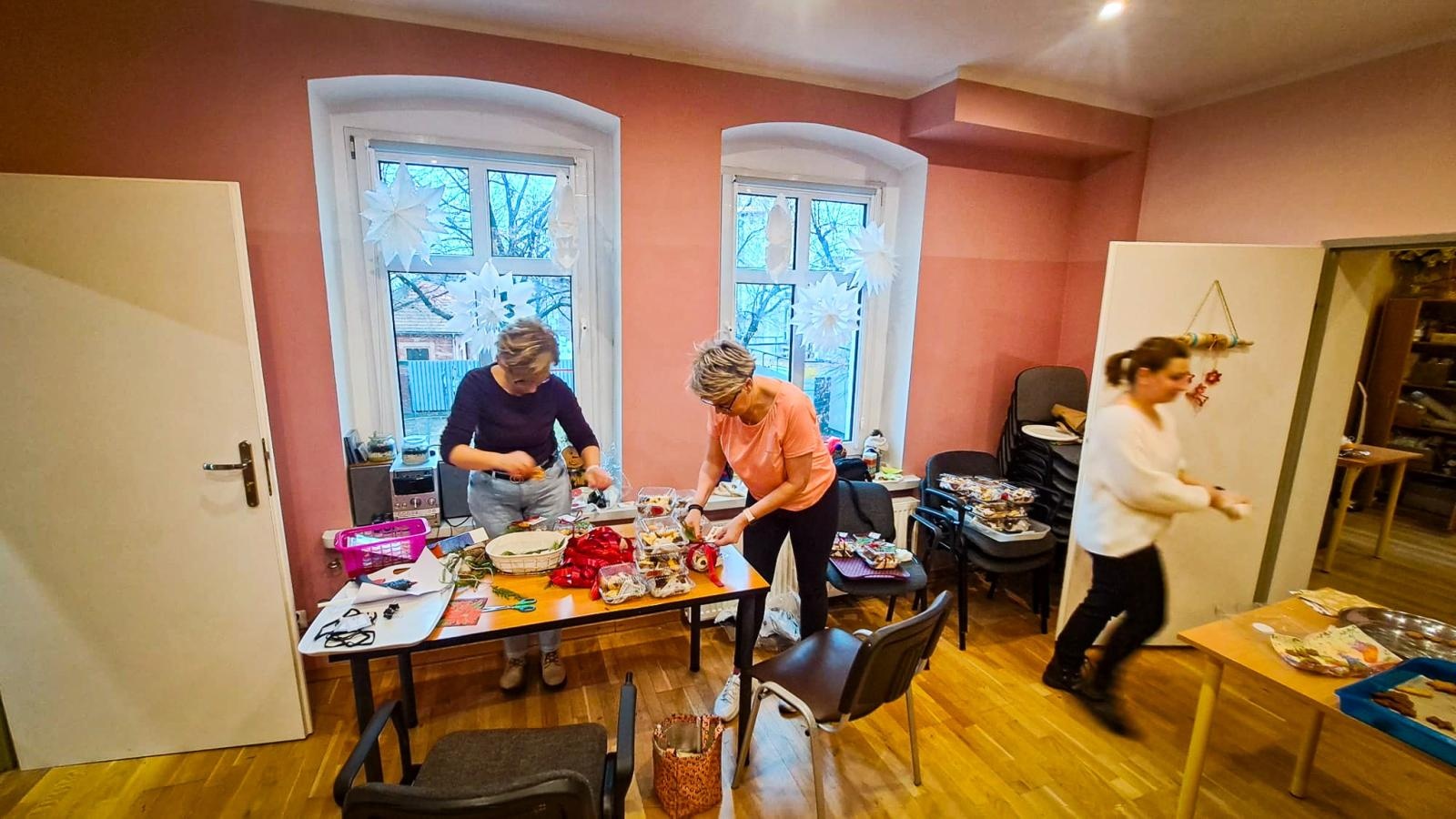 Zdjęcie w galerii na portalu naszraciborz.pl: Moc domowych słodkości na zamkowym jarmarku. Wspieramy Spektrum wiadomości z regionu