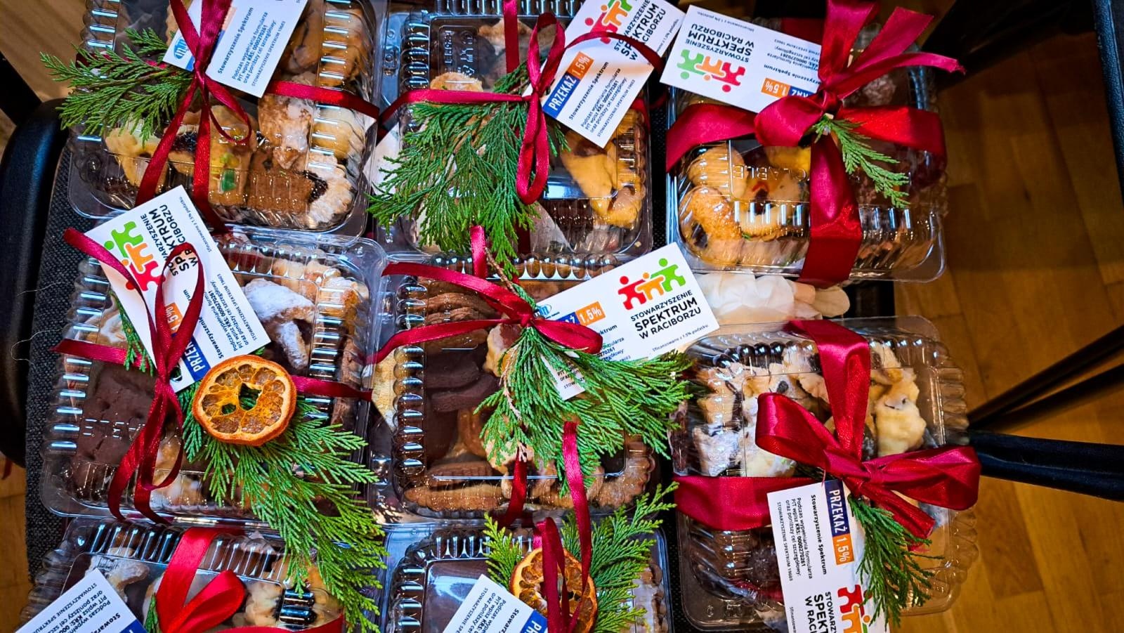 Zdjęcie w galerii na portalu naszraciborz.pl: Moc domowych słodkości na zamkowym jarmarku. Wspieramy Spektrum wiadomości z regionu