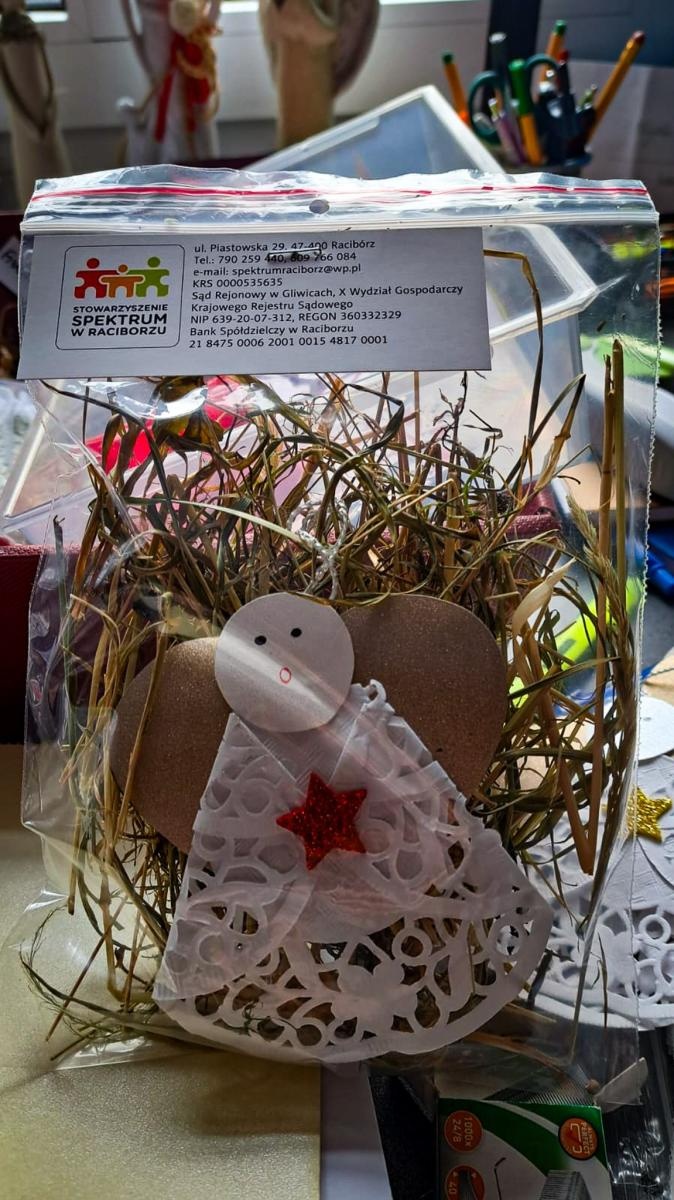 Zdjęcie w galerii na portalu naszraciborz.pl: Moc domowych słodkości na zamkowym jarmarku. Wspieramy Spektrum wiadomości z regionu