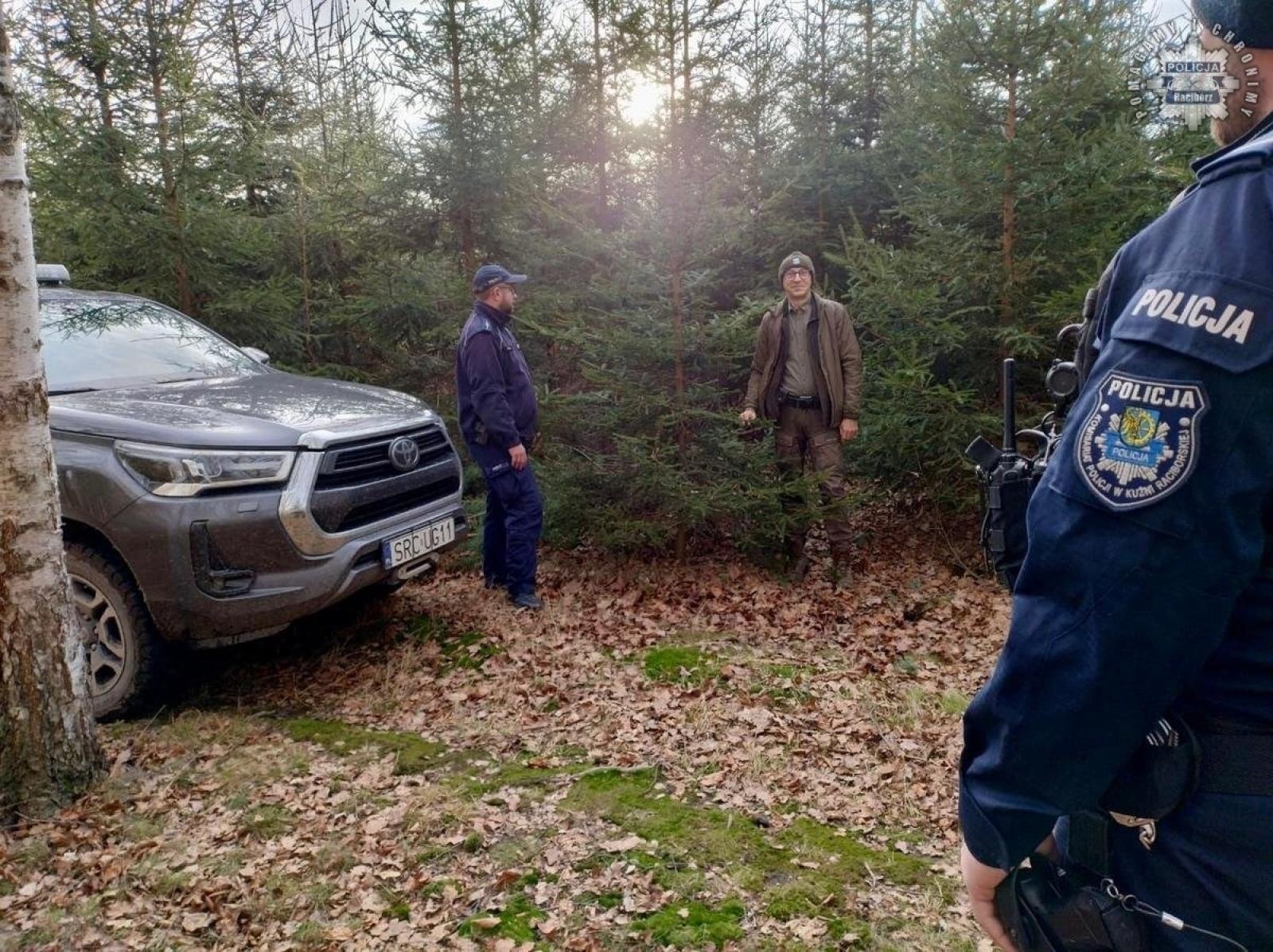 Zdjęcie w galerii na portalu naszraciborz.pl: Choinka 2024. Wspólne działania policji i Straży Leśnej wiadomości z regionu