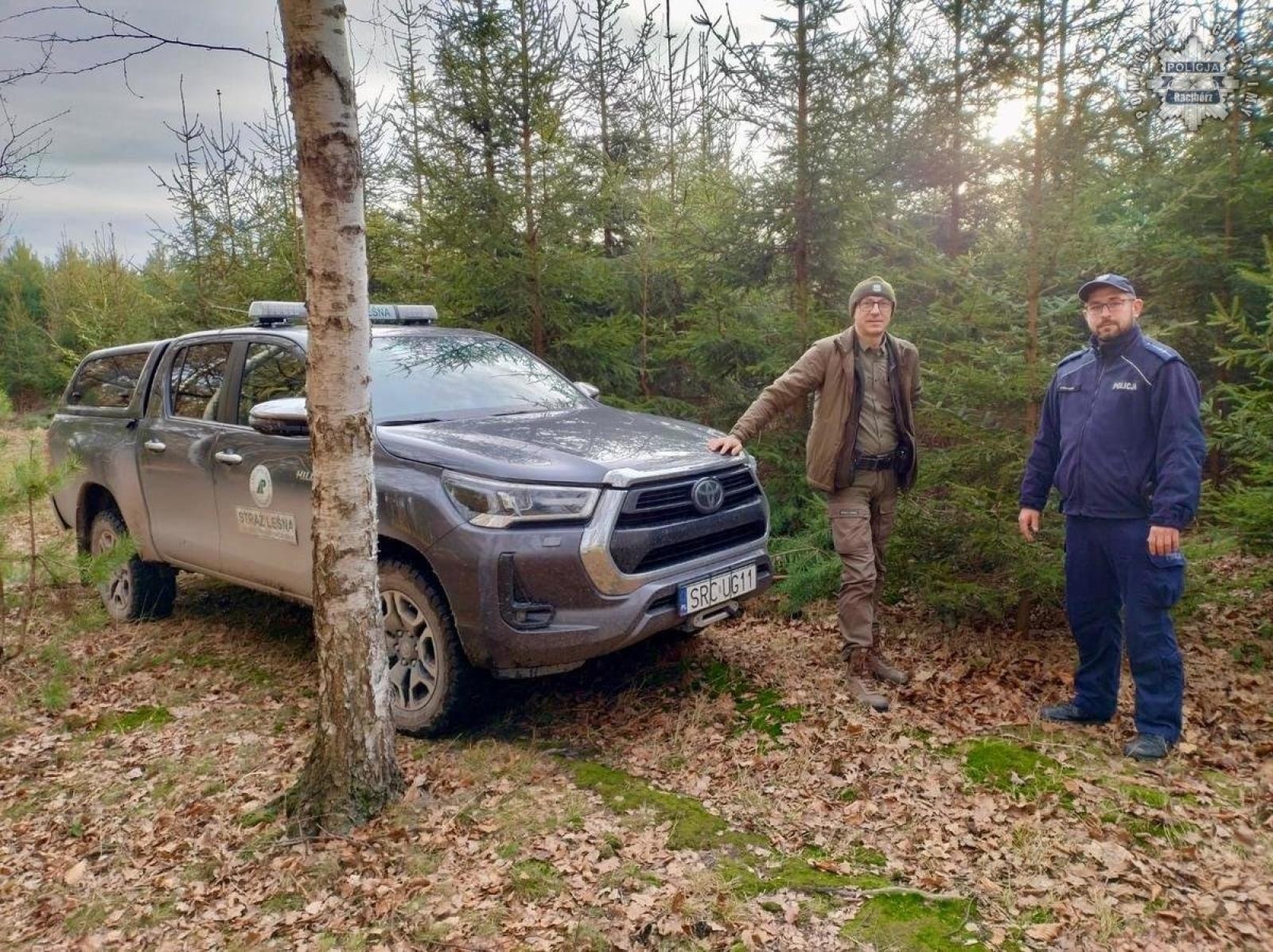Zdjęcie w galerii na portalu naszraciborz.pl: Choinka 2024. Wspólne działania policji i Straży Leśnej wiadomości z regionu