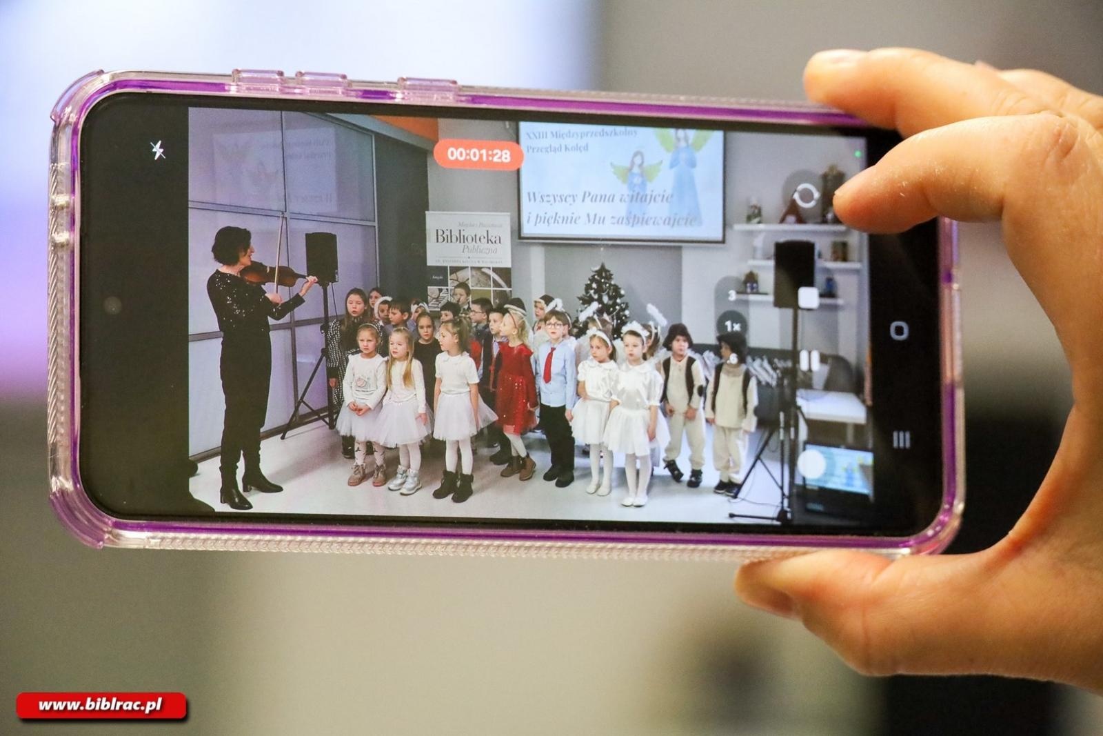 Zdjęcie w galerii na portalu naszraciborz.pl: Międzyprzedszkolny Przegląd Kolęd w Bibliotece. Wszyscy Pana witajcie i pięknie Mu zaśpiewajcie wiadomości z regionu