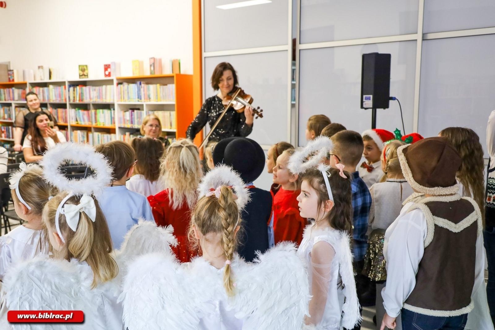 Zdjęcie w galerii na portalu naszraciborz.pl: Międzyprzedszkolny Przegląd Kolęd w Bibliotece. Wszyscy Pana witajcie i pięknie Mu zaśpiewajcie wiadomości z regionu