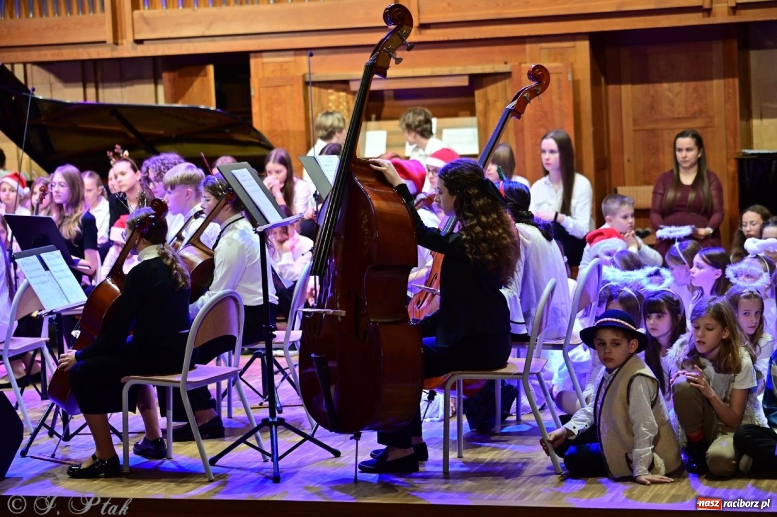 Zdjęcie w galerii na portalu naszraciborz.pl: Muzyczny świąteczny wieczór w sali przy Ogrodowej [FOTO i WIDEO] wiadomości z regionu