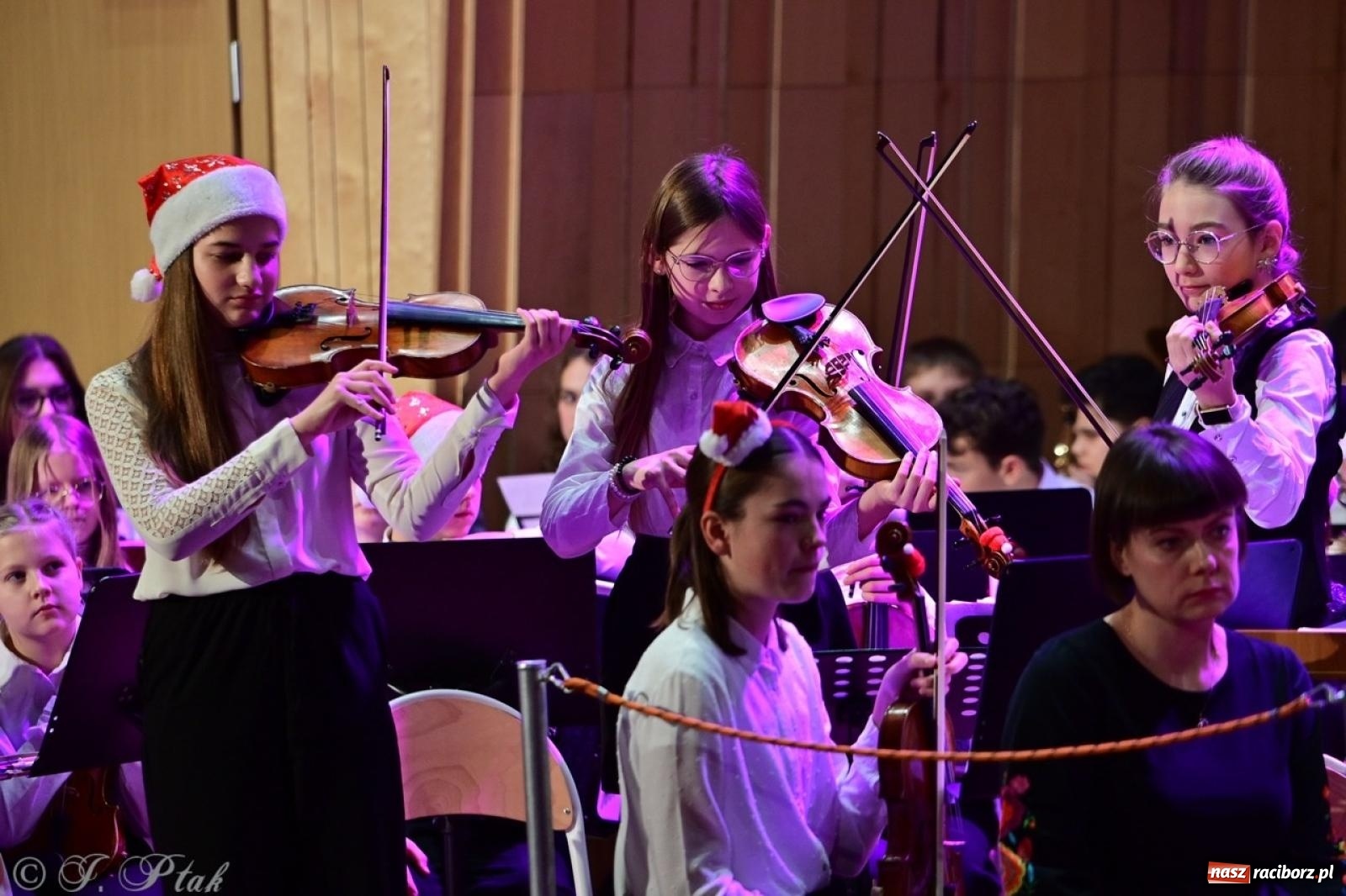 Zdjęcie w galerii na portalu naszraciborz.pl: Muzyczny świąteczny wieczór w sali przy Ogrodowej [FOTO i WIDEO] wiadomości z regionu