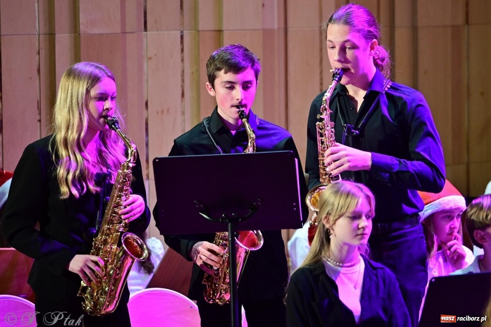 Zdjęcie w galerii na portalu naszraciborz.pl: Muzyczny świąteczny wieczór w sali przy Ogrodowej [FOTO i WIDEO] wiadomości z regionu