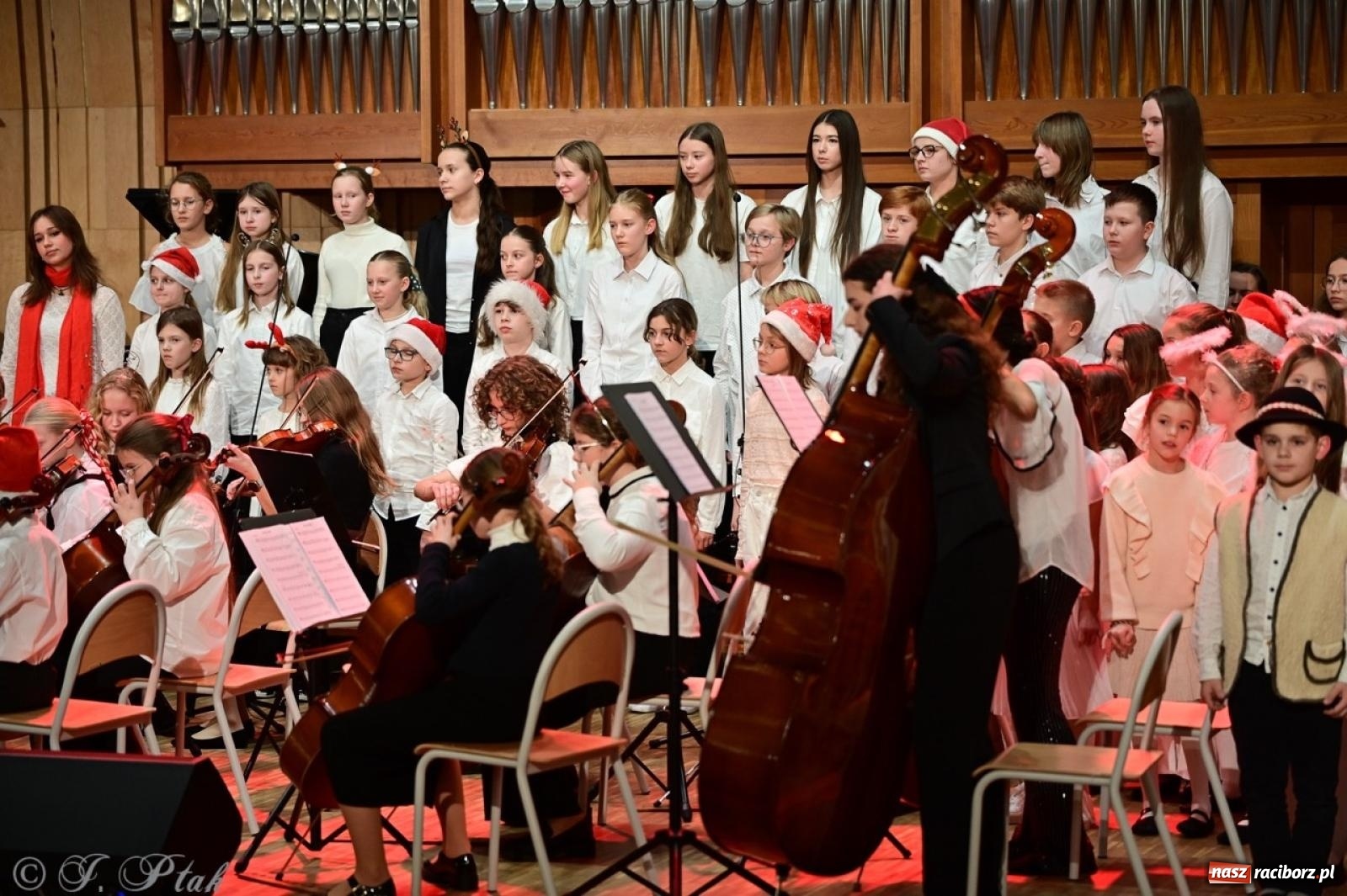 Zdjęcie w galerii na portalu naszraciborz.pl: Muzyczny świąteczny wieczór w sali przy Ogrodowej [FOTO i WIDEO] wiadomości z regionu