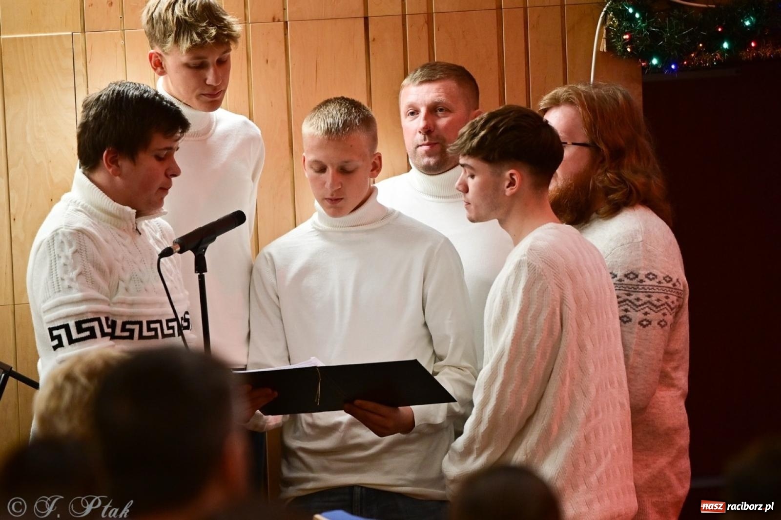 Zdjęcie w galerii na portalu naszraciborz.pl: Muzyczny świąteczny wieczór w sali przy Ogrodowej [FOTO i WIDEO] wiadomości z regionu