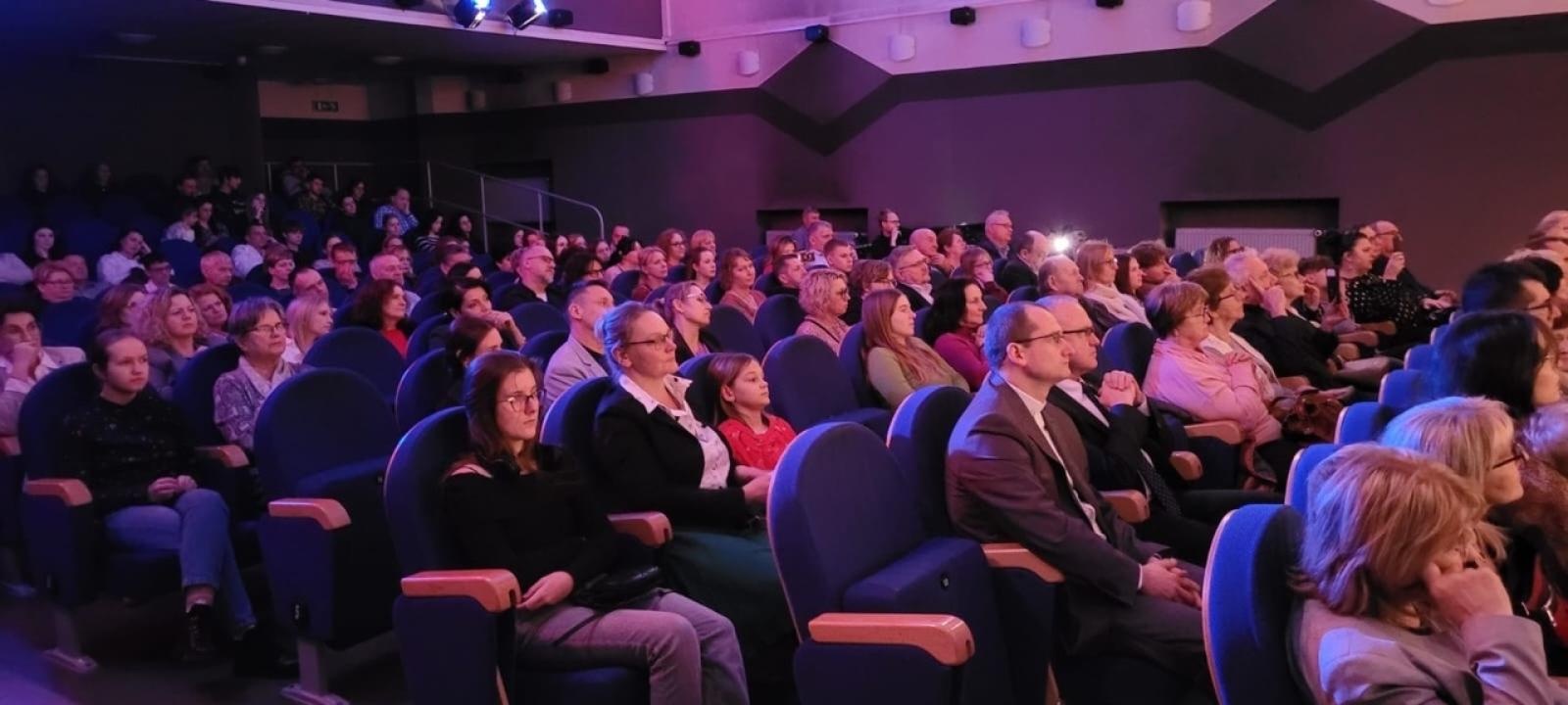 Zdjęcie w galerii na portalu naszraciborz.pl: Niezwykły wieczór w Diecezjalnym Liceum Ogólnokształcącym wiadomości z regionu