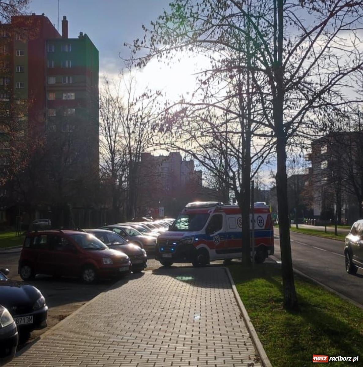 Zdjęcie w galerii na portalu naszraciborz.pl: NZK przy Słowackiego. Reanimacja nie przyniosła skutku wiadomości z regionu