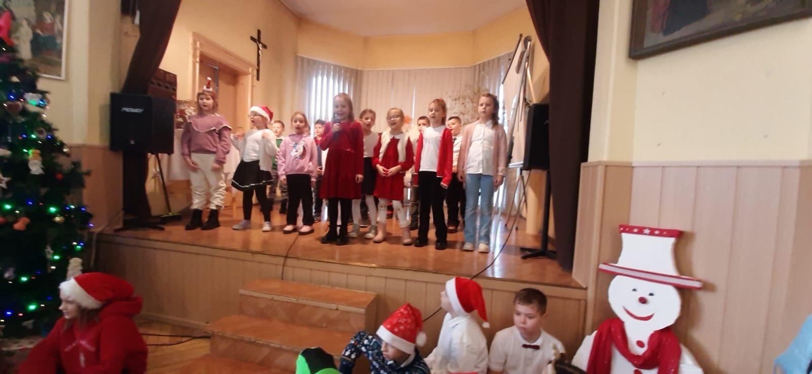 Zdjęcie w galerii na portalu naszraciborz.pl: Świąteczne odwiedziny SP 13 w Domu Świętej Notburgi wiadomości z regionu