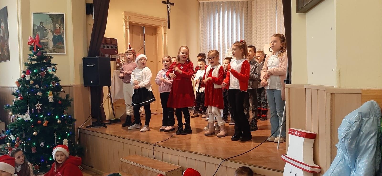 Zdjęcie w galerii na portalu naszraciborz.pl: Świąteczne odwiedziny SP 13 w Domu Świętej Notburgi wiadomości z regionu