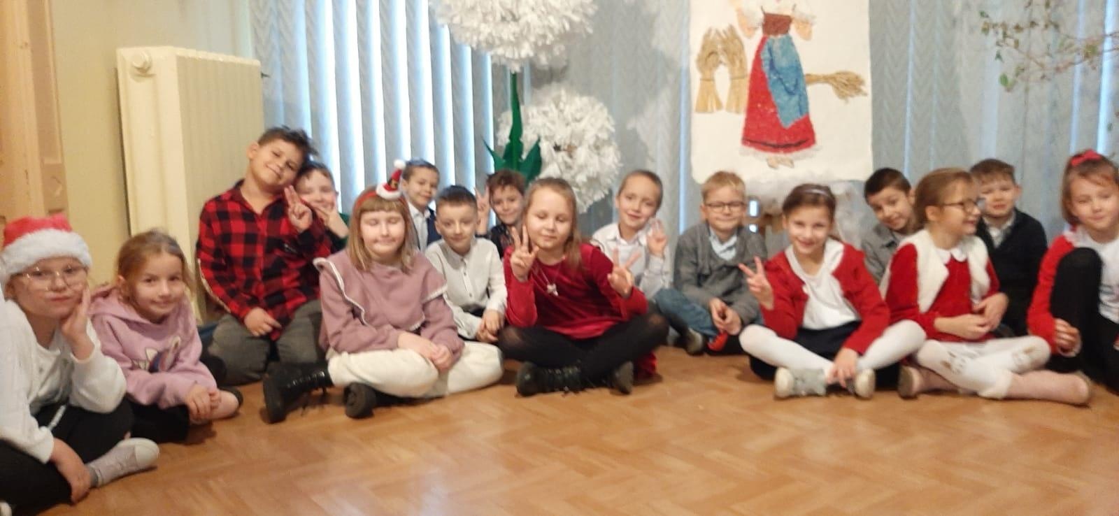 Zdjęcie w galerii na portalu naszraciborz.pl: Świąteczne odwiedziny SP 13 w Domu Świętej Notburgi wiadomości z regionu