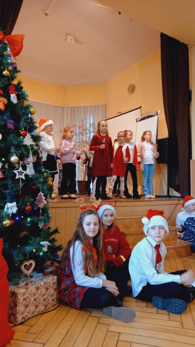 Zdjęcie w galerii na portalu naszraciborz.pl: Świąteczne odwiedziny SP 13 w Domu Świętej Notburgi wiadomości z regionu