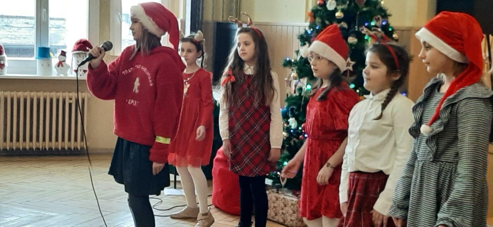 Zdjęcie w galerii na portalu naszraciborz.pl: Świąteczne odwiedziny SP 13 w Domu Świętej Notburgi wiadomości z regionu