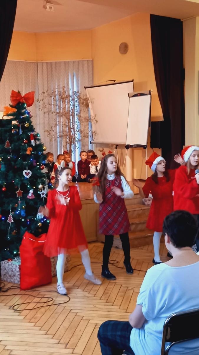 Zdjęcie w galerii na portalu naszraciborz.pl: Świąteczne odwiedziny SP 13 w Domu Świętej Notburgi wiadomości z regionu