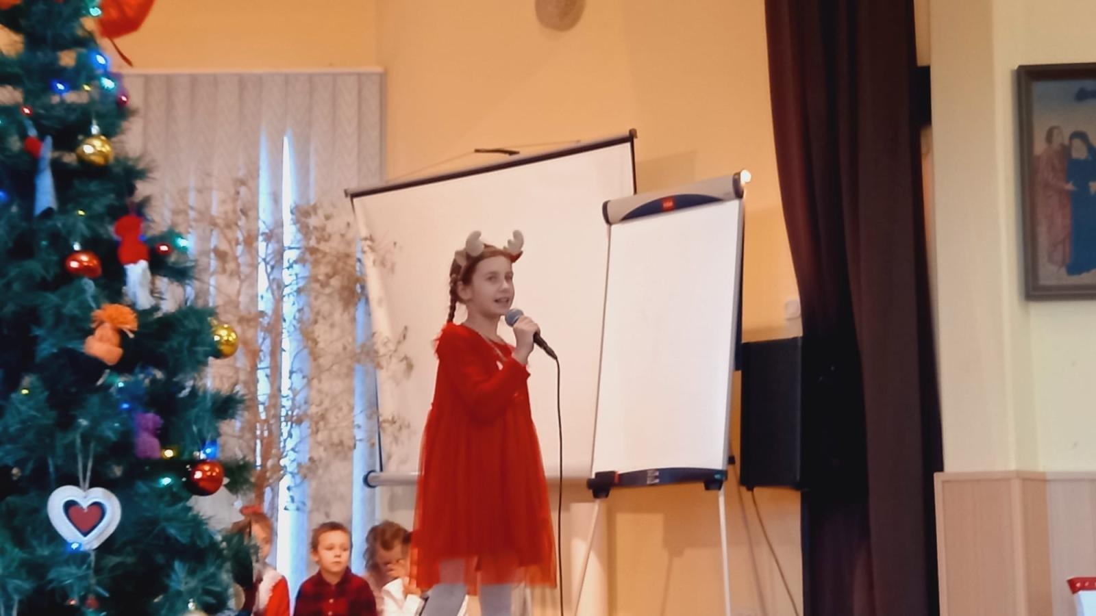 Zdjęcie w galerii na portalu naszraciborz.pl: Świąteczne odwiedziny SP 13 w Domu Świętej Notburgi wiadomości z regionu