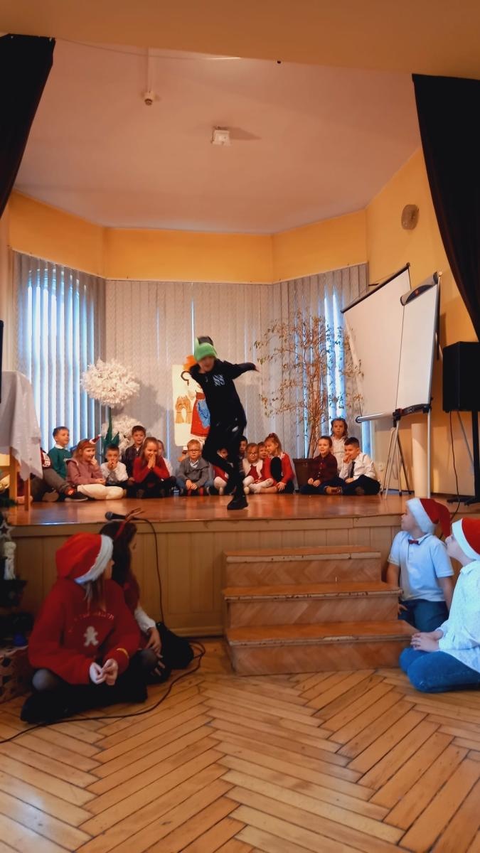 Zdjęcie w galerii na portalu naszraciborz.pl: Świąteczne odwiedziny SP 13 w Domu Świętej Notburgi wiadomości z regionu