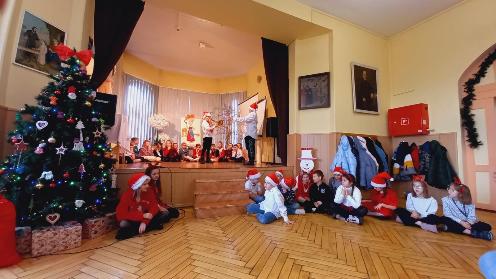 Zdjęcie w galerii na portalu naszraciborz.pl: Świąteczne odwiedziny SP 13 w Domu Świętej Notburgi wiadomości z regionu