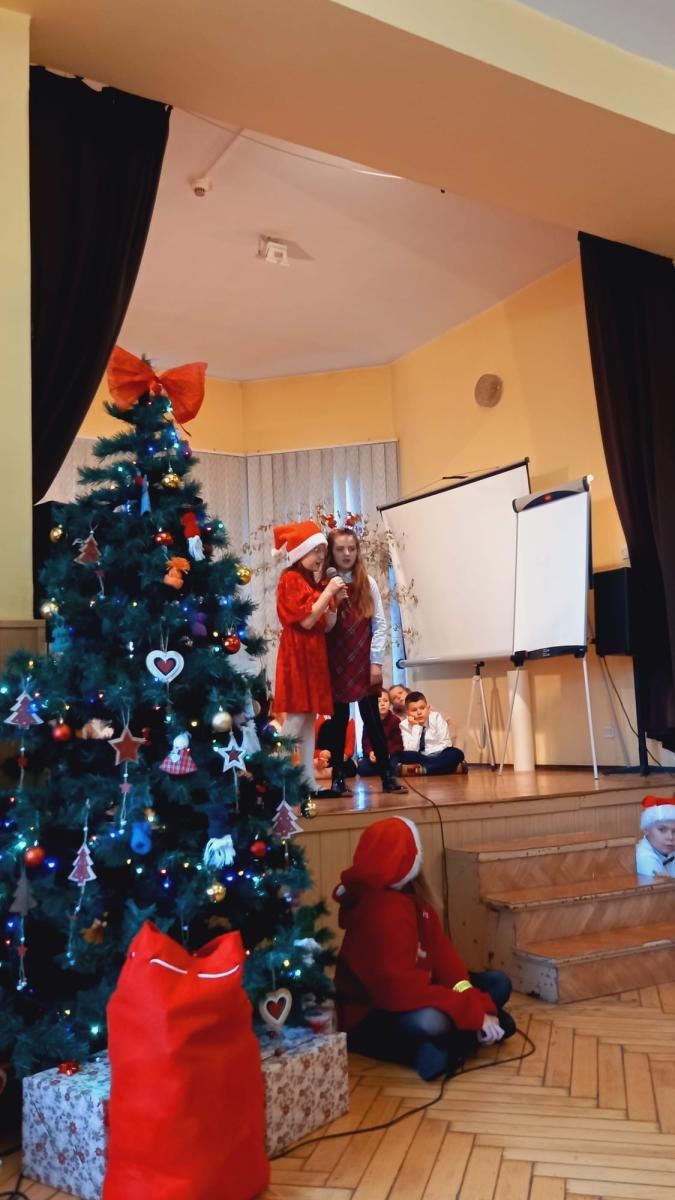 Zdjęcie w galerii na portalu naszraciborz.pl: Świąteczne odwiedziny SP 13 w Domu Świętej Notburgi wiadomości z regionu