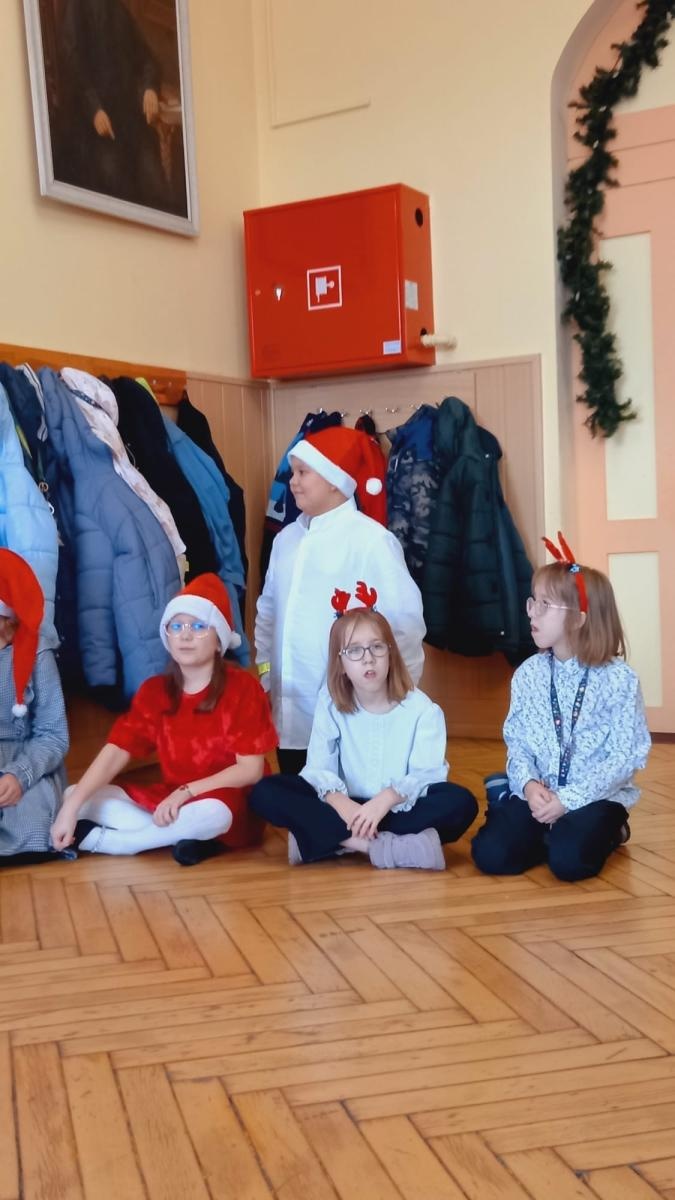Zdjęcie w galerii na portalu naszraciborz.pl: Świąteczne odwiedziny SP 13 w Domu Świętej Notburgi wiadomości z regionu