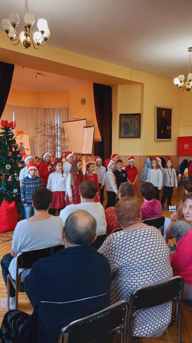Zdjęcie w galerii na portalu naszraciborz.pl: Świąteczne odwiedziny SP 13 w Domu Świętej Notburgi wiadomości z regionu
