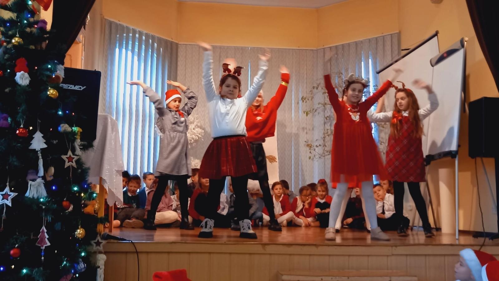 Zdjęcie w galerii na portalu naszraciborz.pl: Świąteczne odwiedziny SP 13 w Domu Świętej Notburgi wiadomości z regionu