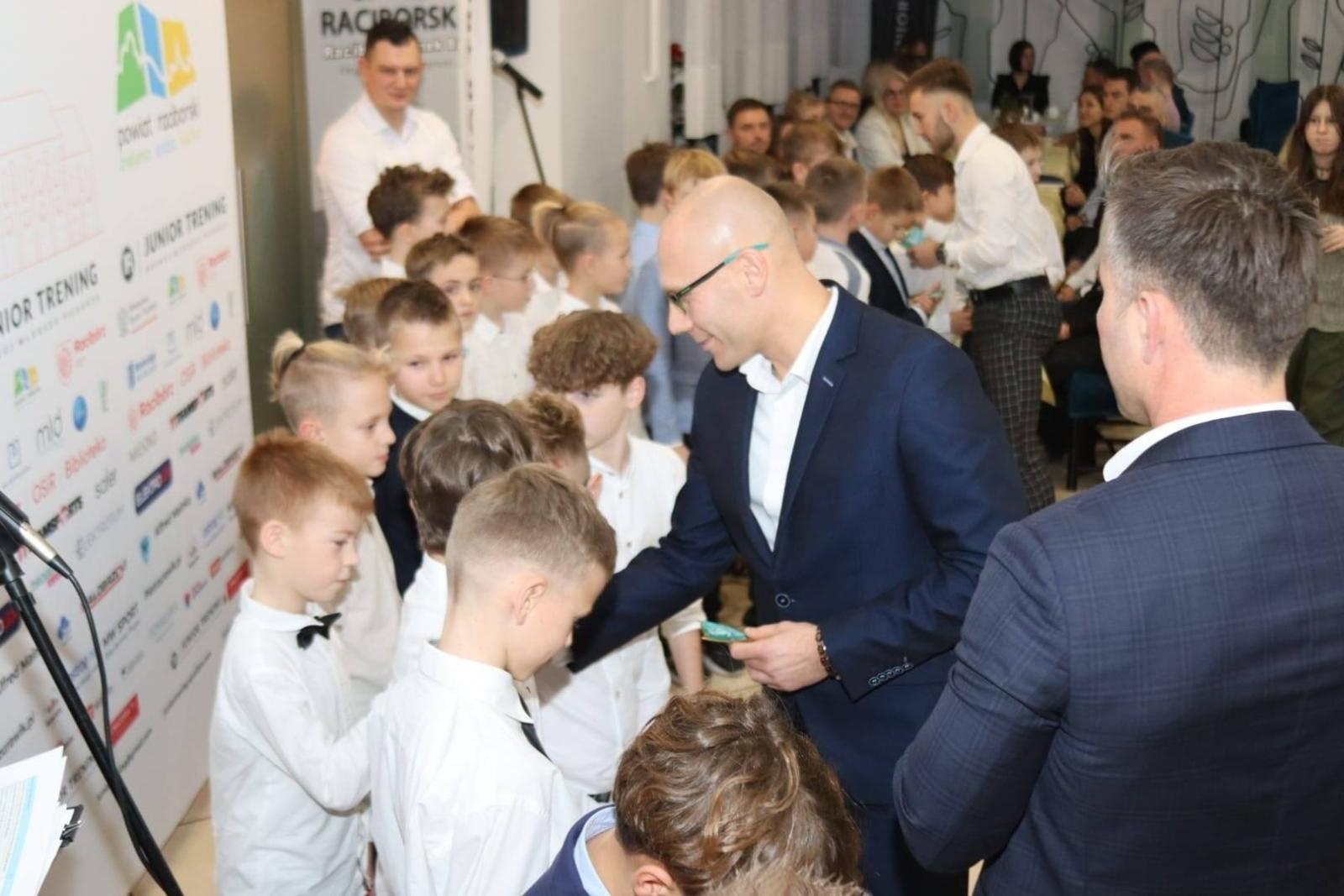 Zdjęcie w galerii na portalu naszraciborz.pl: I gala sportowa młodych mistrzów Junior Trening [FOTO] wiadomości z regionu
