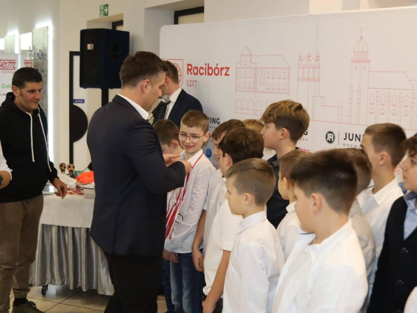 Zdjęcie w galerii na portalu naszraciborz.pl: I gala sportowa młodych mistrzów Junior Trening [FOTO] wiadomości z regionu