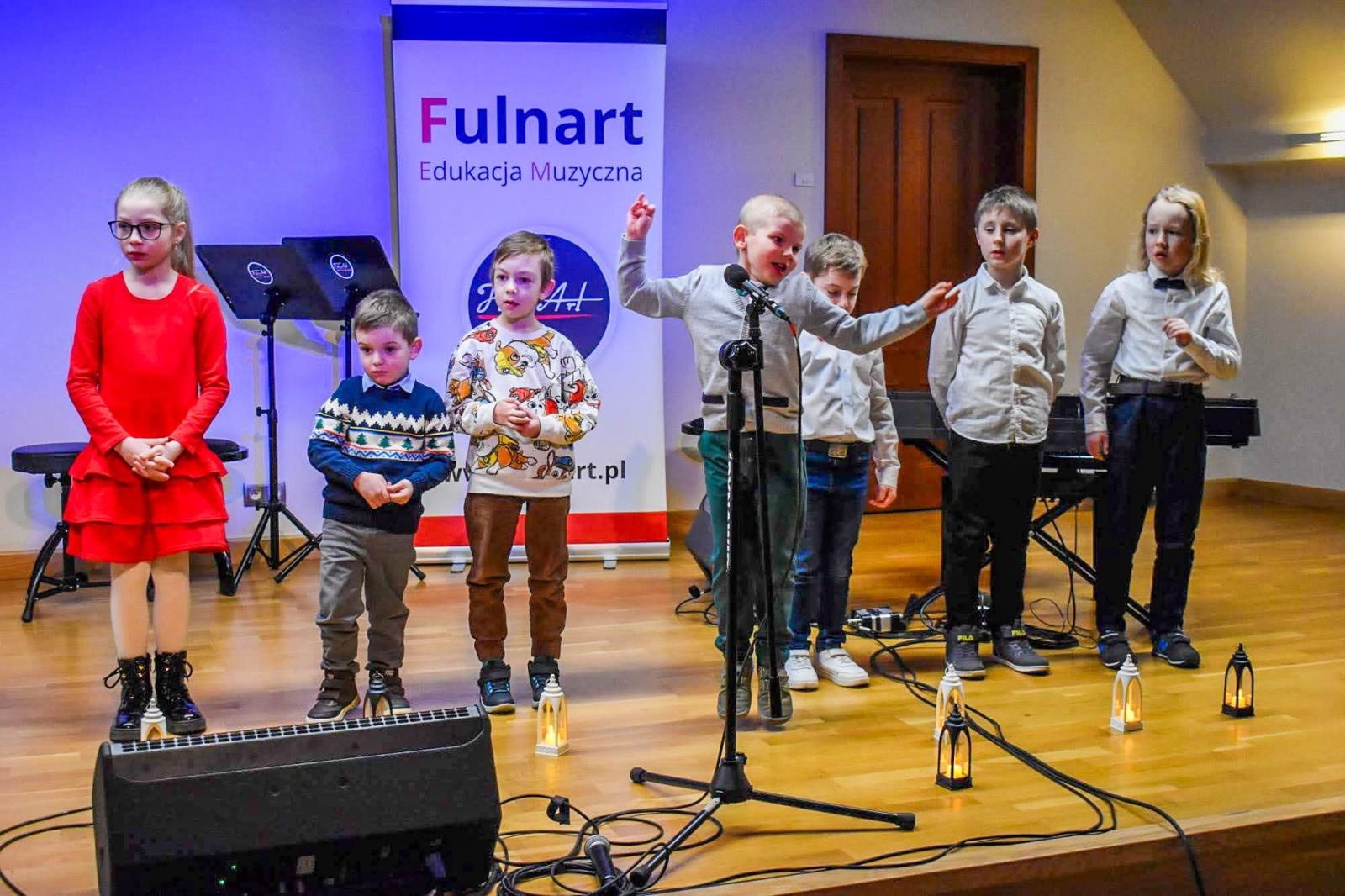 Zdjęcie w galerii na portalu naszraciborz.pl: Uczniowie Ogniska Fulnart wprowadzili świąteczny nastrój na Zamku Piastowskim wiadomości z regionu