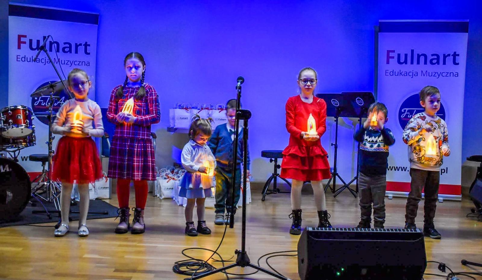 Zdjęcie w galerii na portalu naszraciborz.pl: Uczniowie Ogniska Fulnart wprowadzili świąteczny nastrój na Zamku Piastowskim wiadomości z regionu