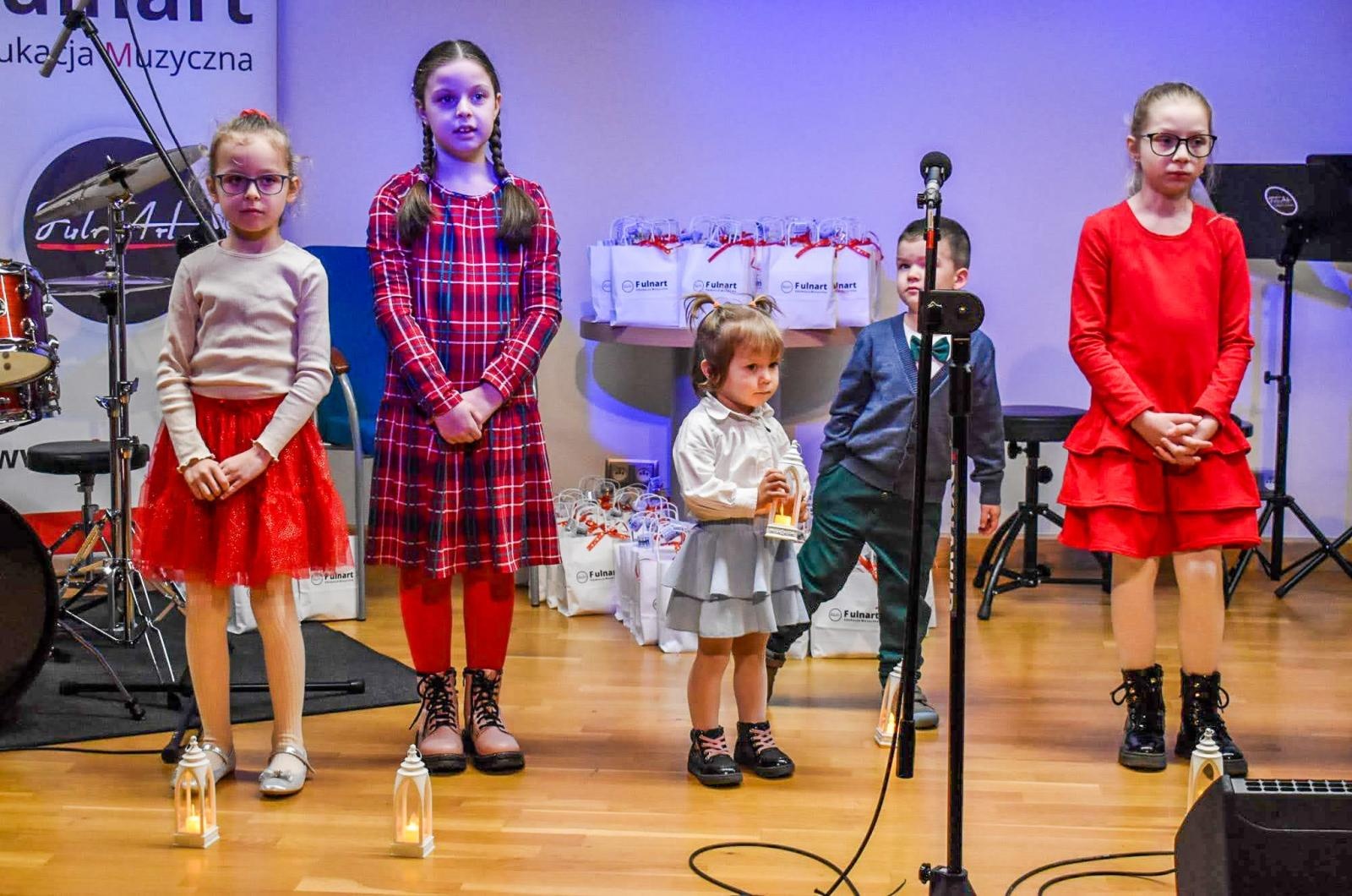 Zdjęcie w galerii na portalu naszraciborz.pl: Uczniowie Ogniska Fulnart wprowadzili świąteczny nastrój na Zamku Piastowskim wiadomości z regionu