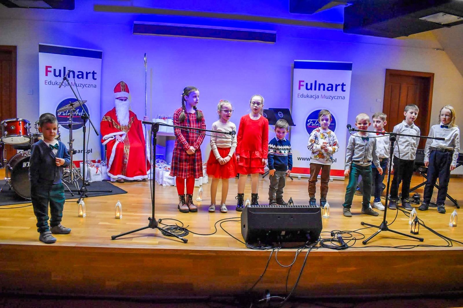 Zdjęcie w galerii na portalu naszraciborz.pl: Uczniowie Ogniska Fulnart wprowadzili świąteczny nastrój na Zamku Piastowskim wiadomości z regionu