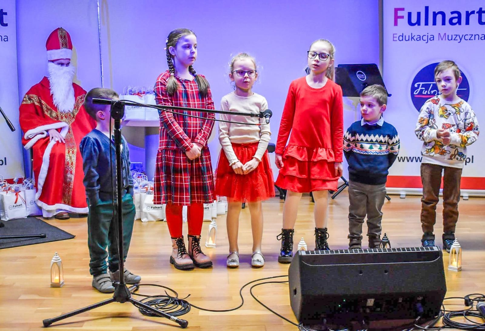 Zdjęcie w galerii na portalu naszraciborz.pl: Uczniowie Ogniska Fulnart wprowadzili świąteczny nastrój na Zamku Piastowskim wiadomości z regionu