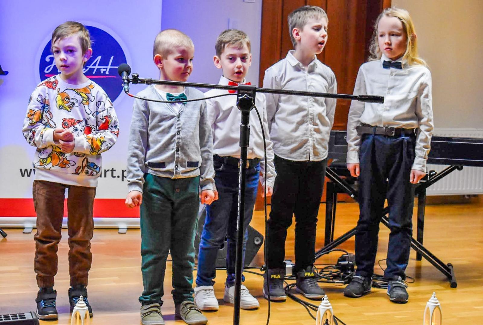 Zdjęcie w galerii na portalu naszraciborz.pl: Uczniowie Ogniska Fulnart wprowadzili świąteczny nastrój na Zamku Piastowskim wiadomości z regionu