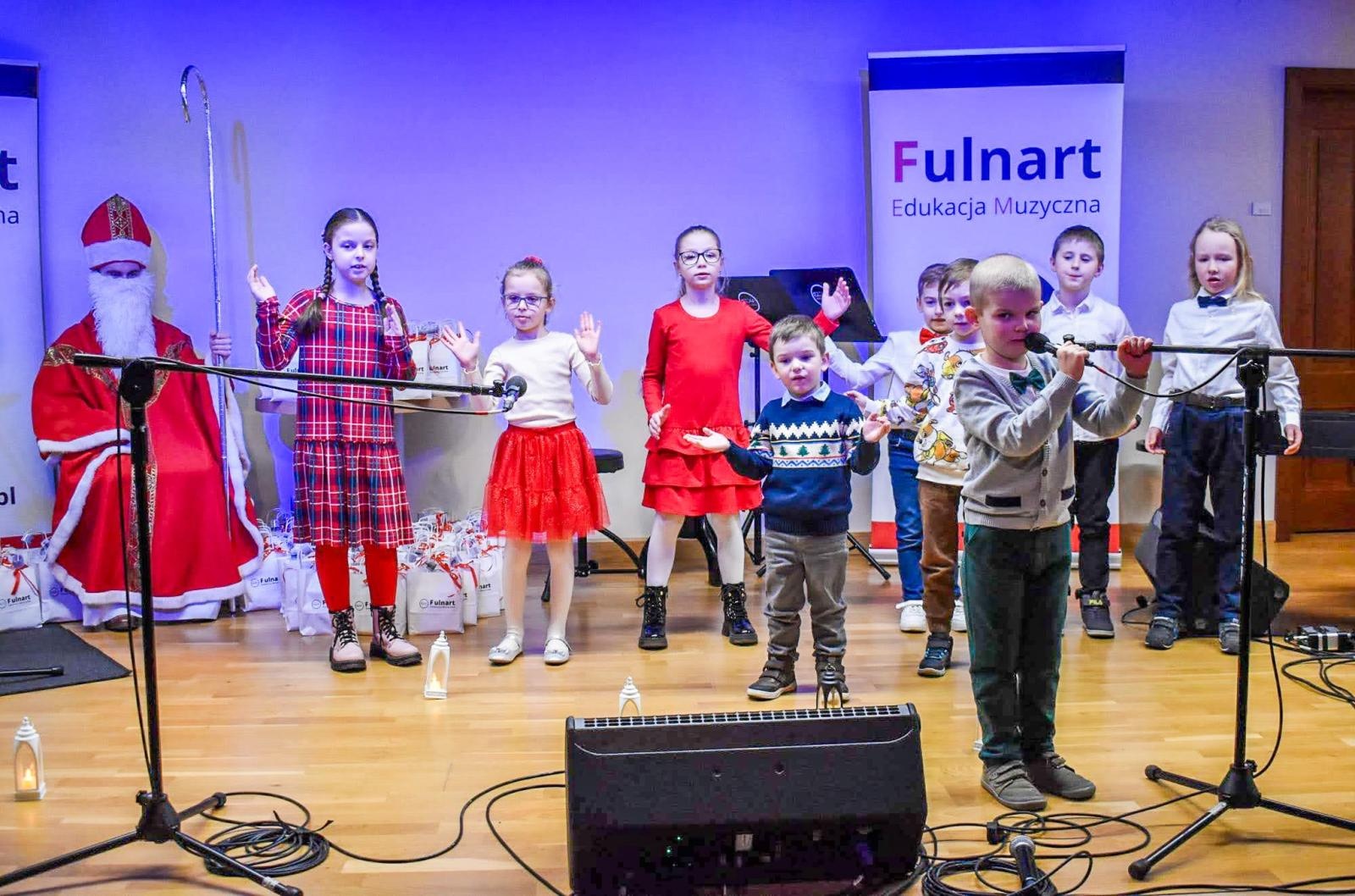 Zdjęcie w galerii na portalu naszraciborz.pl: Uczniowie Ogniska Fulnart wprowadzili świąteczny nastrój na Zamku Piastowskim wiadomości z regionu