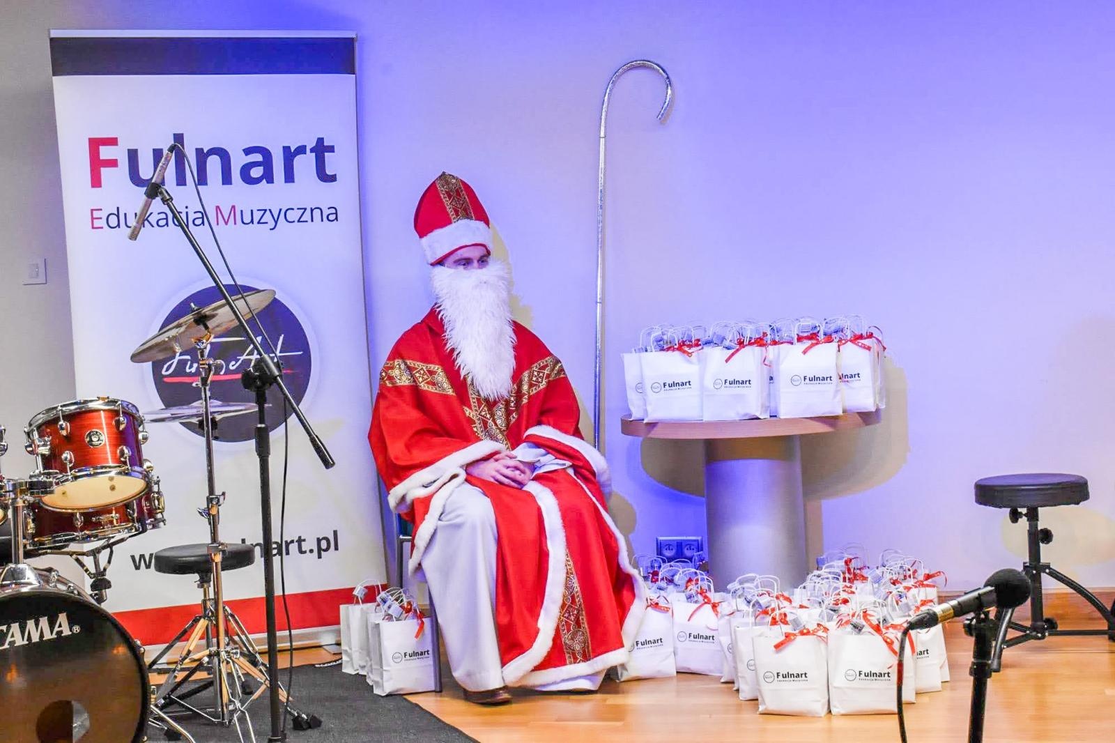 Zdjęcie w galerii na portalu naszraciborz.pl: Uczniowie Ogniska Fulnart wprowadzili świąteczny nastrój na Zamku Piastowskim wiadomości z regionu