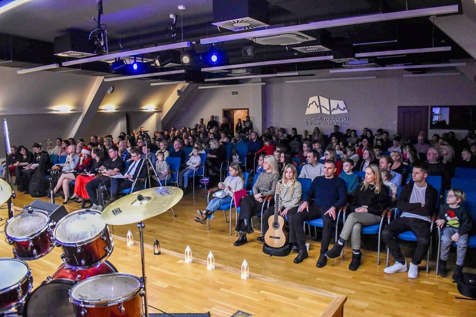 Zdjęcie w galerii na portalu naszraciborz.pl: Uczniowie Ogniska Fulnart wprowadzili świąteczny nastrój na Zamku Piastowskim wiadomości z regionu