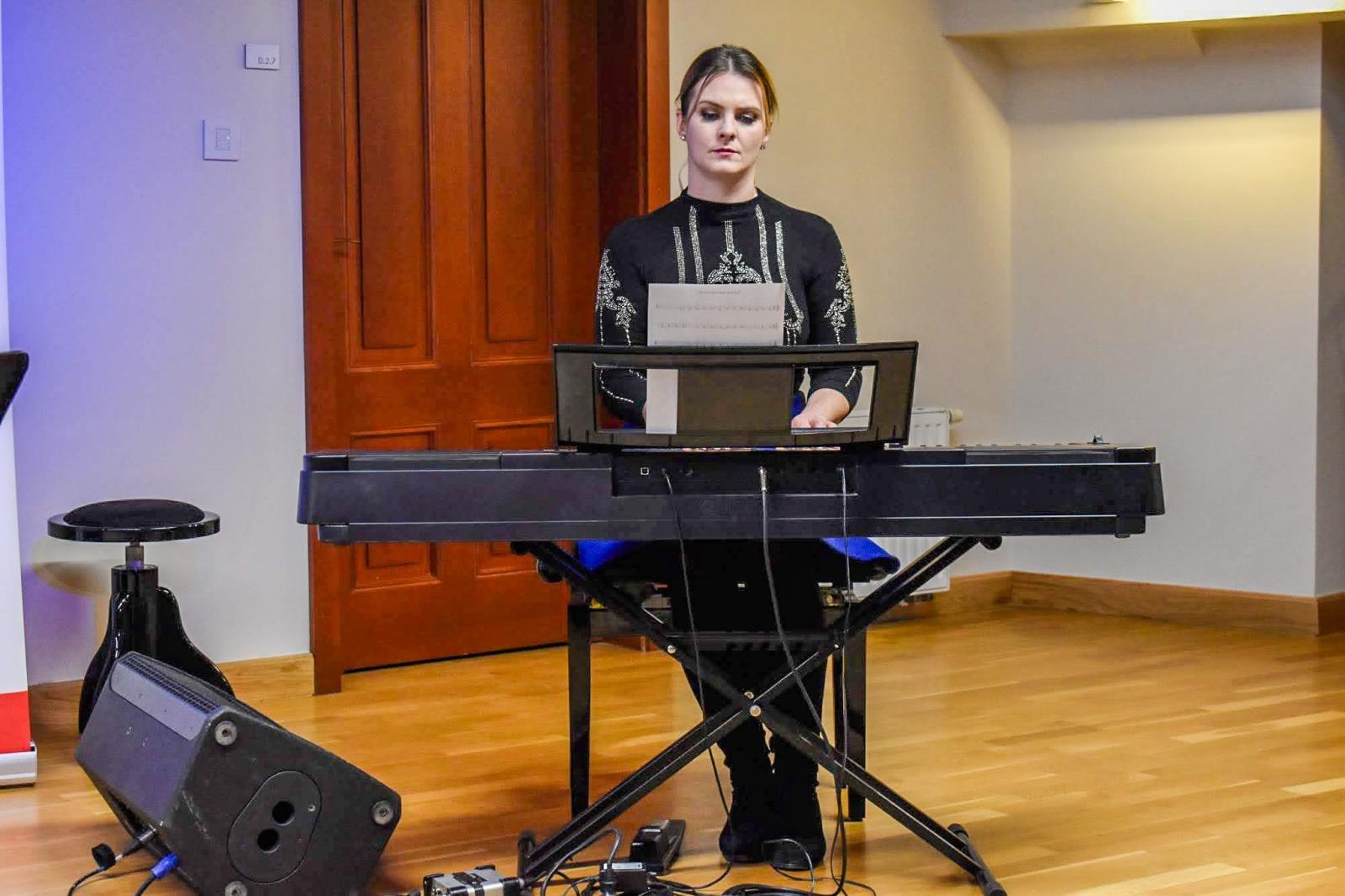 Zdjęcie w galerii na portalu naszraciborz.pl: Uczniowie Ogniska Fulnart wprowadzili świąteczny nastrój na Zamku Piastowskim wiadomości z regionu