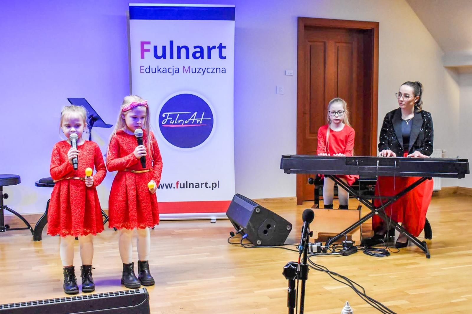 Zdjęcie w galerii na portalu naszraciborz.pl: Uczniowie Ogniska Fulnart wprowadzili świąteczny nastrój na Zamku Piastowskim wiadomości z regionu