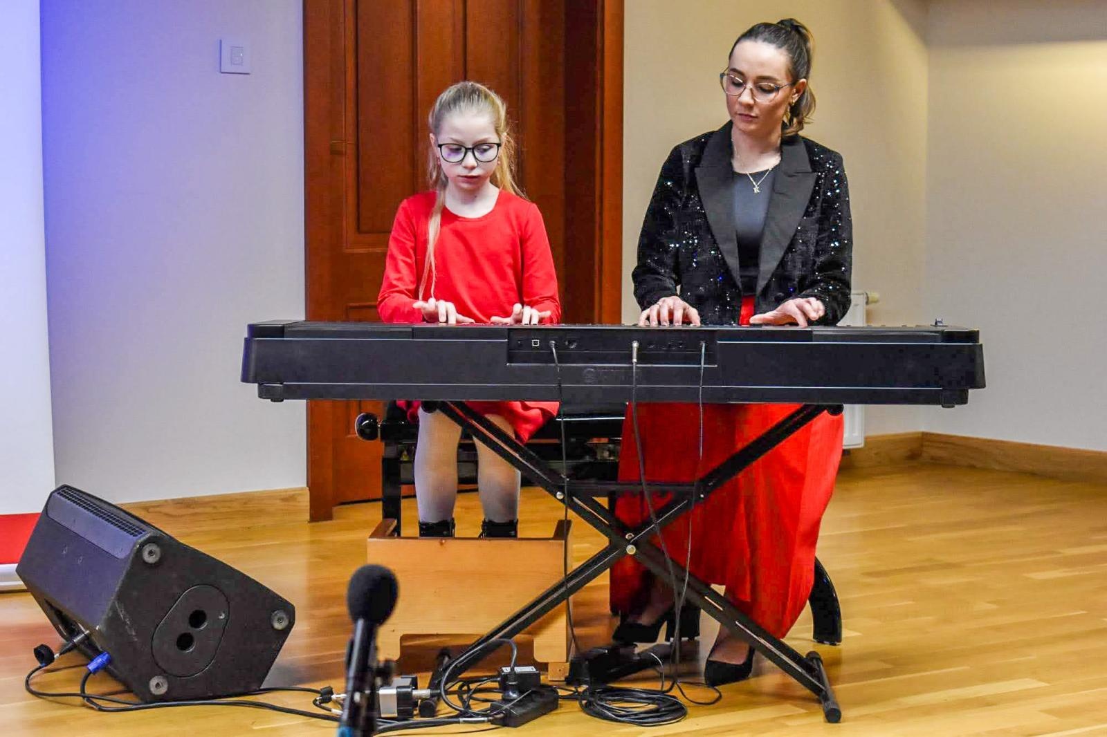 Zdjęcie w galerii na portalu naszraciborz.pl: Uczniowie Ogniska Fulnart wprowadzili świąteczny nastrój na Zamku Piastowskim wiadomości z regionu