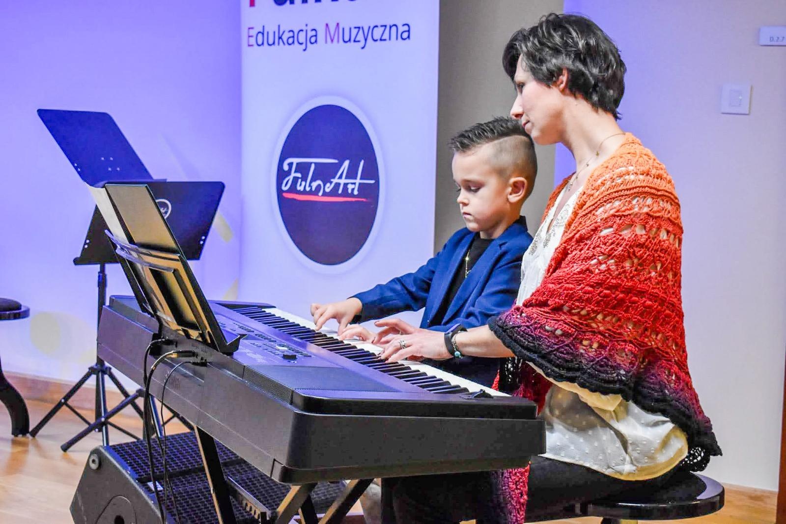 Zdjęcie w galerii na portalu naszraciborz.pl: Uczniowie Ogniska Fulnart wprowadzili świąteczny nastrój na Zamku Piastowskim wiadomości z regionu