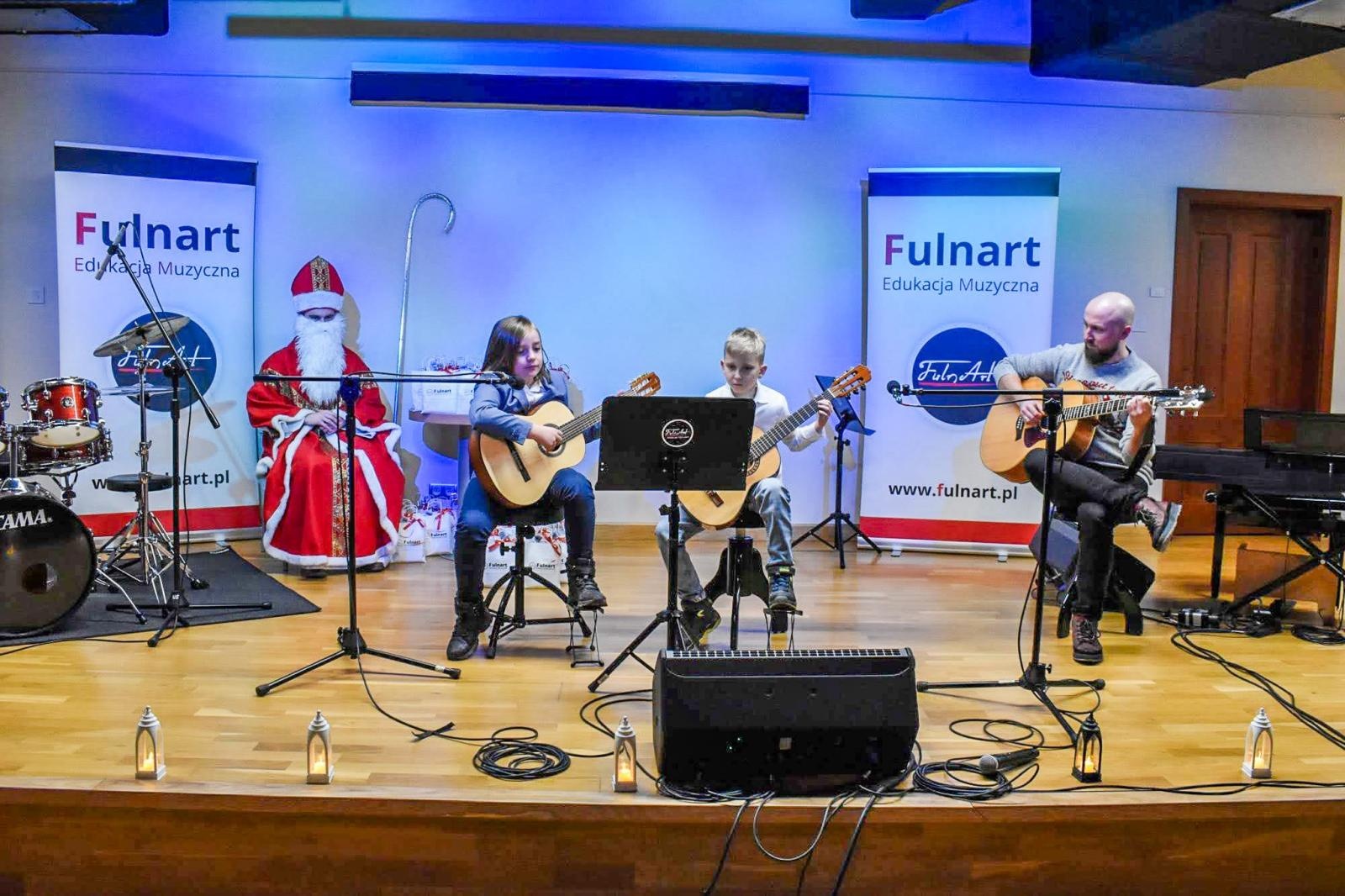 Zdjęcie w galerii na portalu naszraciborz.pl: Uczniowie Ogniska Fulnart wprowadzili świąteczny nastrój na Zamku Piastowskim wiadomości z regionu