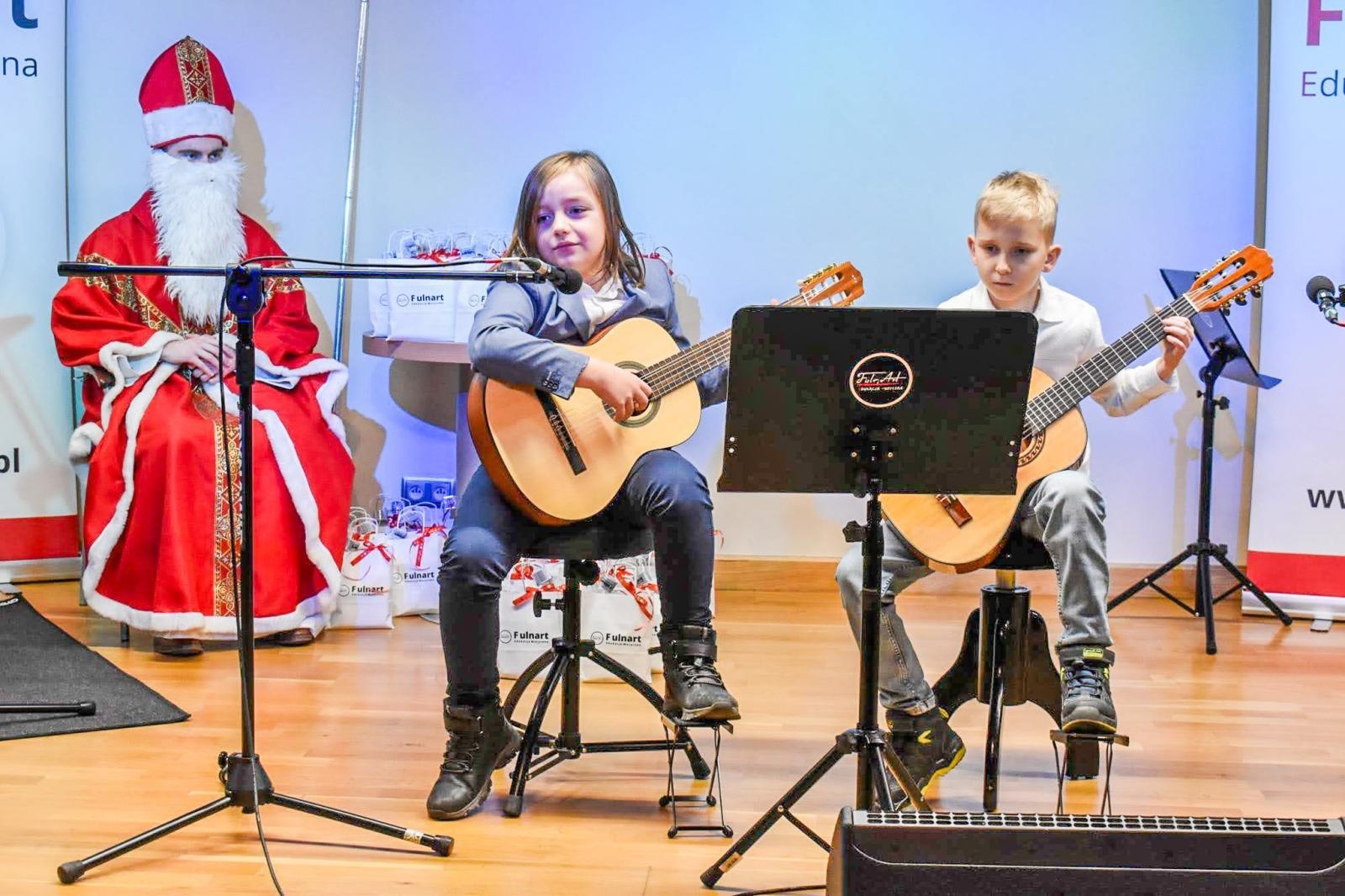 Zdjęcie w galerii na portalu naszraciborz.pl: Uczniowie Ogniska Fulnart wprowadzili świąteczny nastrój na Zamku Piastowskim wiadomości z regionu