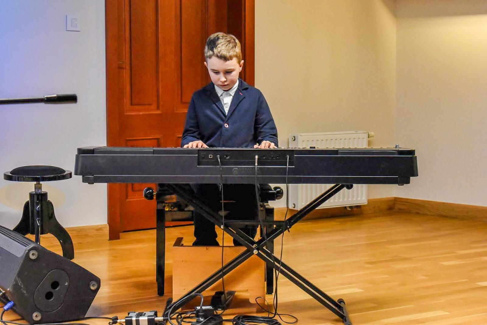 Zdjęcie w galerii na portalu naszraciborz.pl: Uczniowie Ogniska Fulnart wprowadzili świąteczny nastrój na Zamku Piastowskim wiadomości z regionu