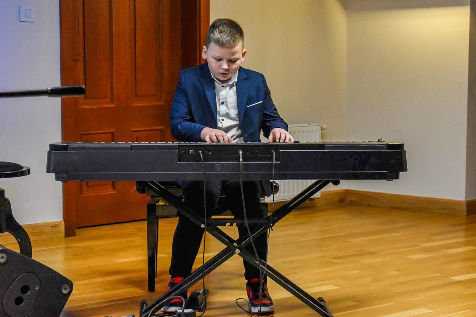 Zdjęcie w galerii na portalu naszraciborz.pl: Uczniowie Ogniska Fulnart wprowadzili świąteczny nastrój na Zamku Piastowskim wiadomości z regionu