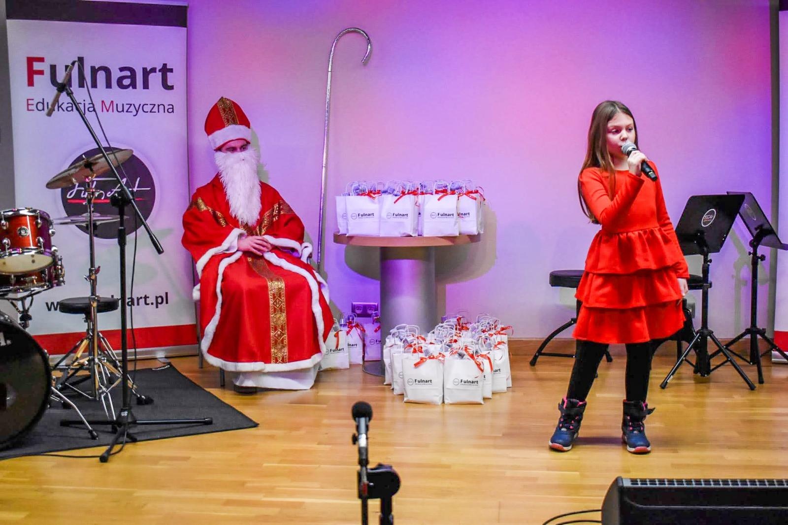 Zdjęcie w galerii na portalu naszraciborz.pl: Uczniowie Ogniska Fulnart wprowadzili świąteczny nastrój na Zamku Piastowskim wiadomości z regionu