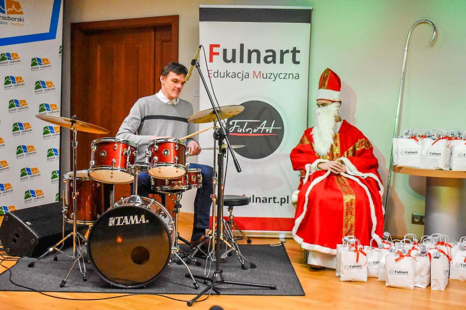 Zdjęcie w galerii na portalu naszraciborz.pl: Uczniowie Ogniska Fulnart wprowadzili świąteczny nastrój na Zamku Piastowskim wiadomości z regionu