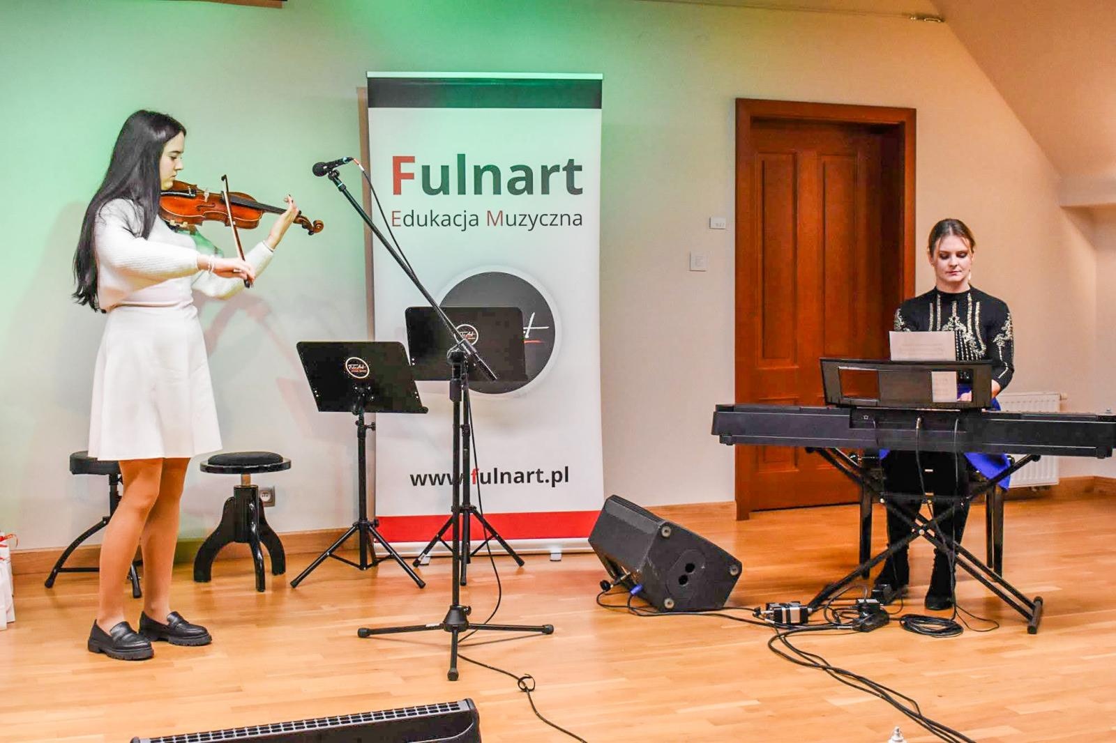 Zdjęcie w galerii na portalu naszraciborz.pl: Uczniowie Ogniska Fulnart wprowadzili świąteczny nastrój na Zamku Piastowskim wiadomości z regionu